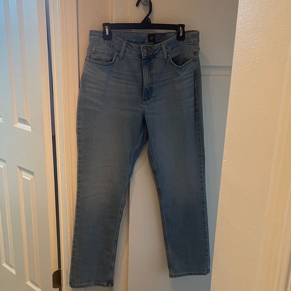 Lee Woman’s Light Blue Straight leg Jeans size 14 medium midrise New never worn